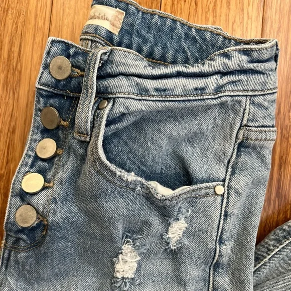 Alter’d State distressed jeans size 1 - Picture 6 of 7